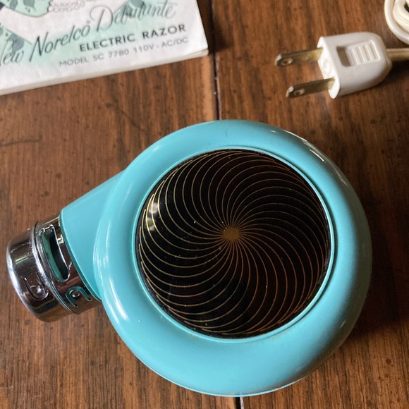 VTG Norelco debutant electric razor blue cord, box, instructions included - Picture 1 of 5